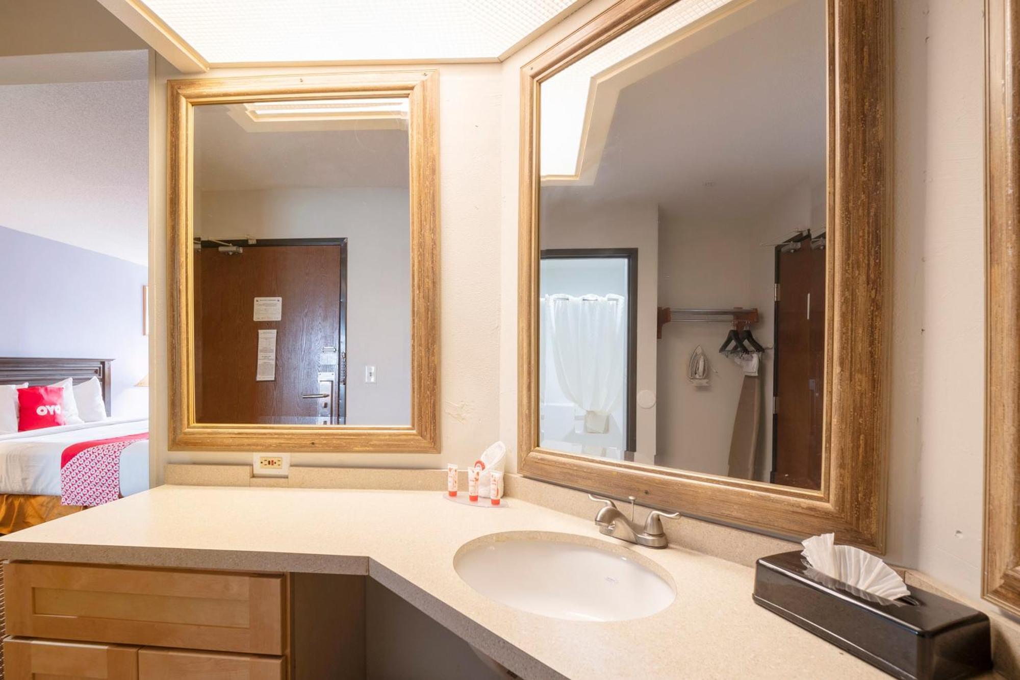 Oyo Townhouse Houston Airport North Hotel ภายนอก รูปภาพ
