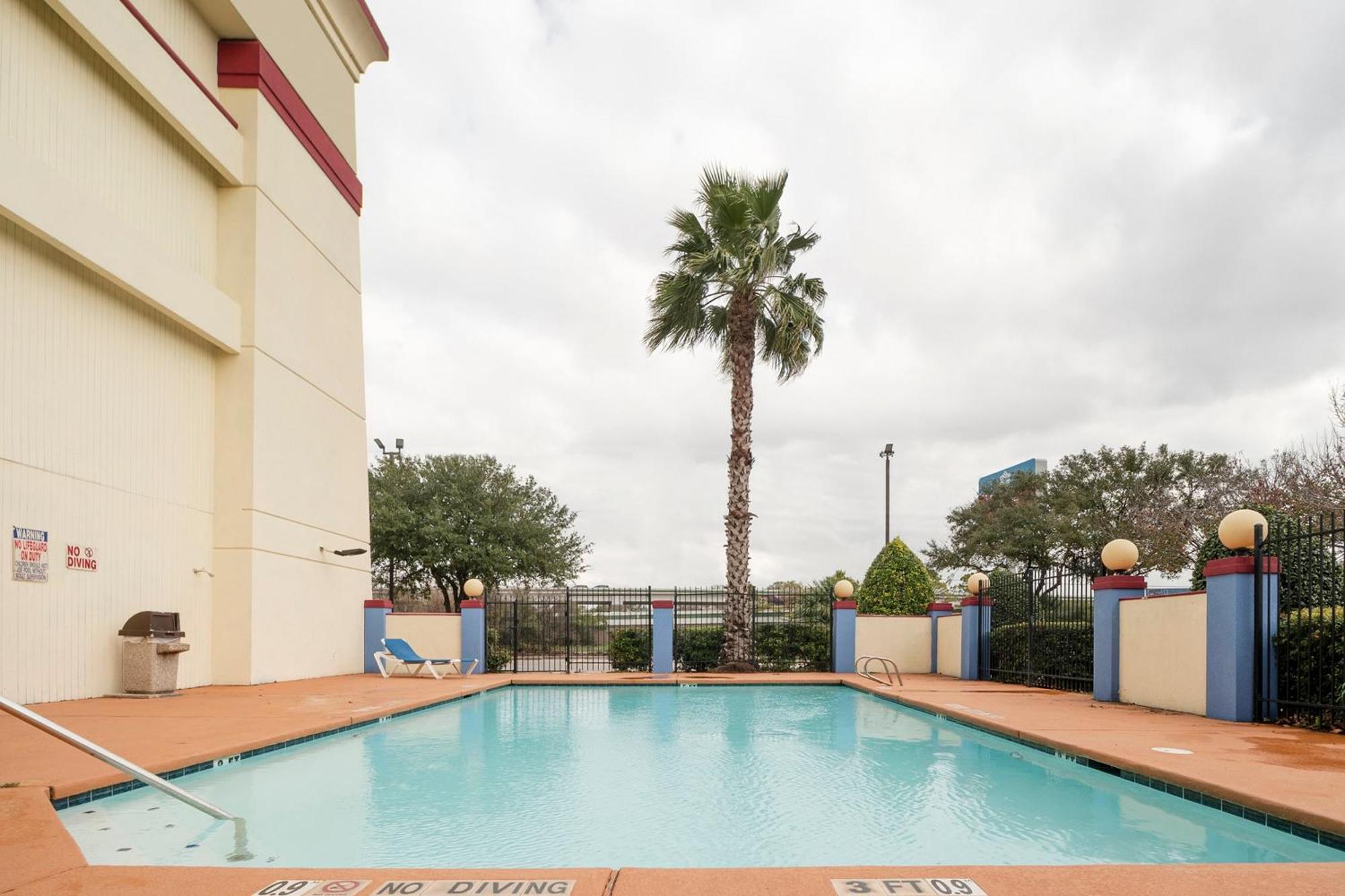 Oyo Townhouse Houston Airport North Hotel ภายนอก รูปภาพ